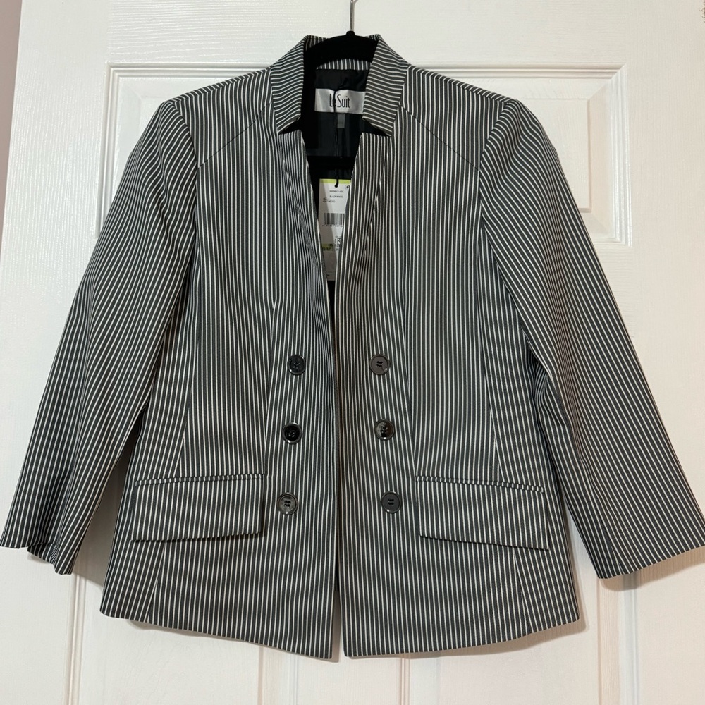 Le Suit Blazer. Size 4